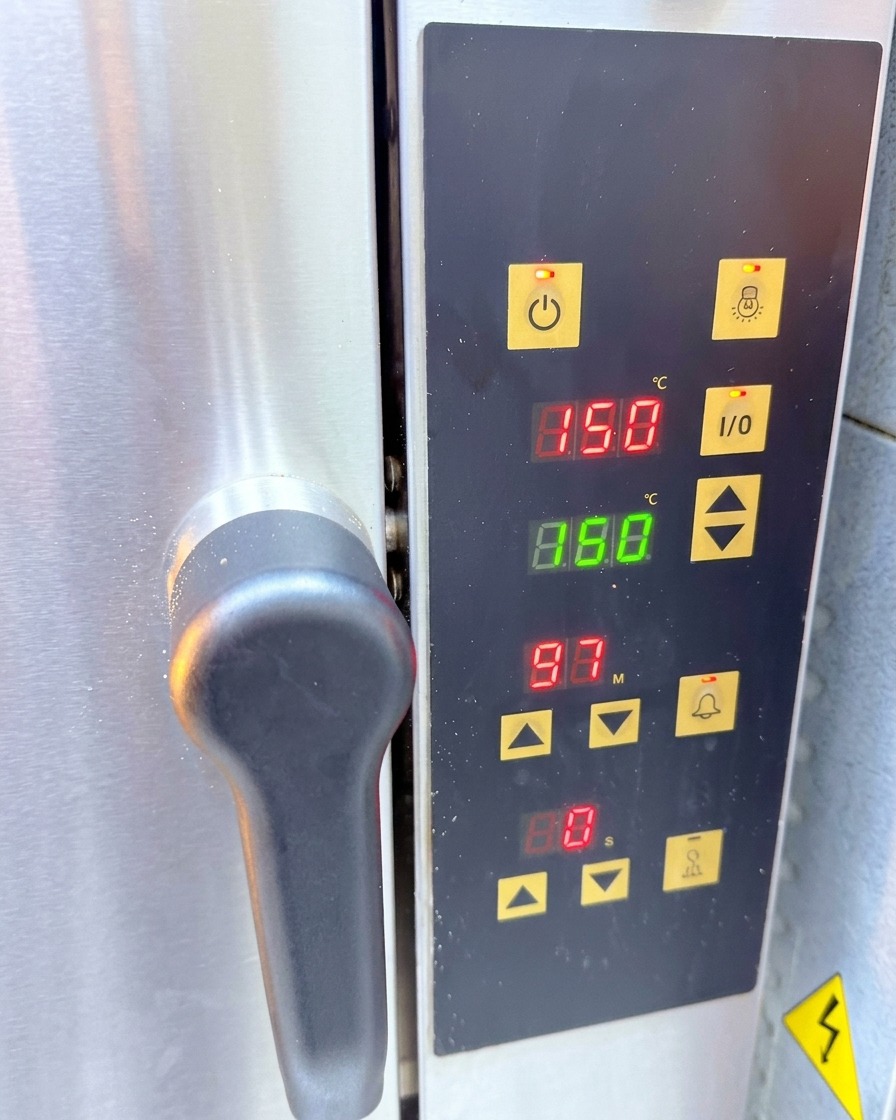 Panneau de contrôle dun four indiquant une température de 150 degrés Celsius.