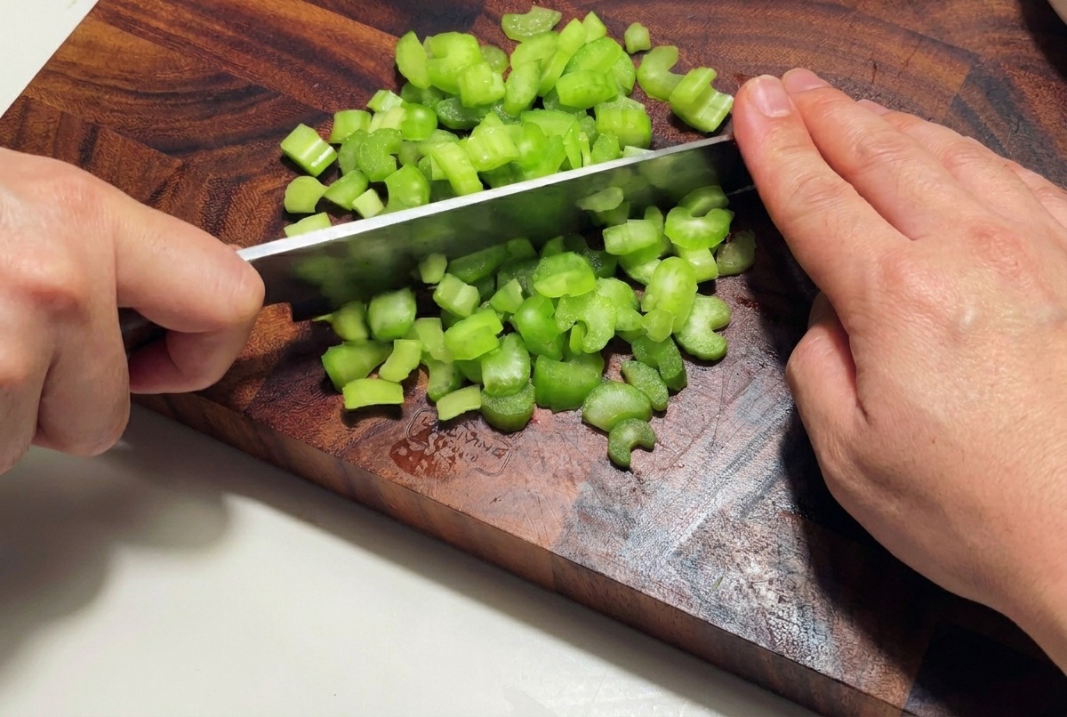 Oignon blanc finement haché sur une planche à découper.