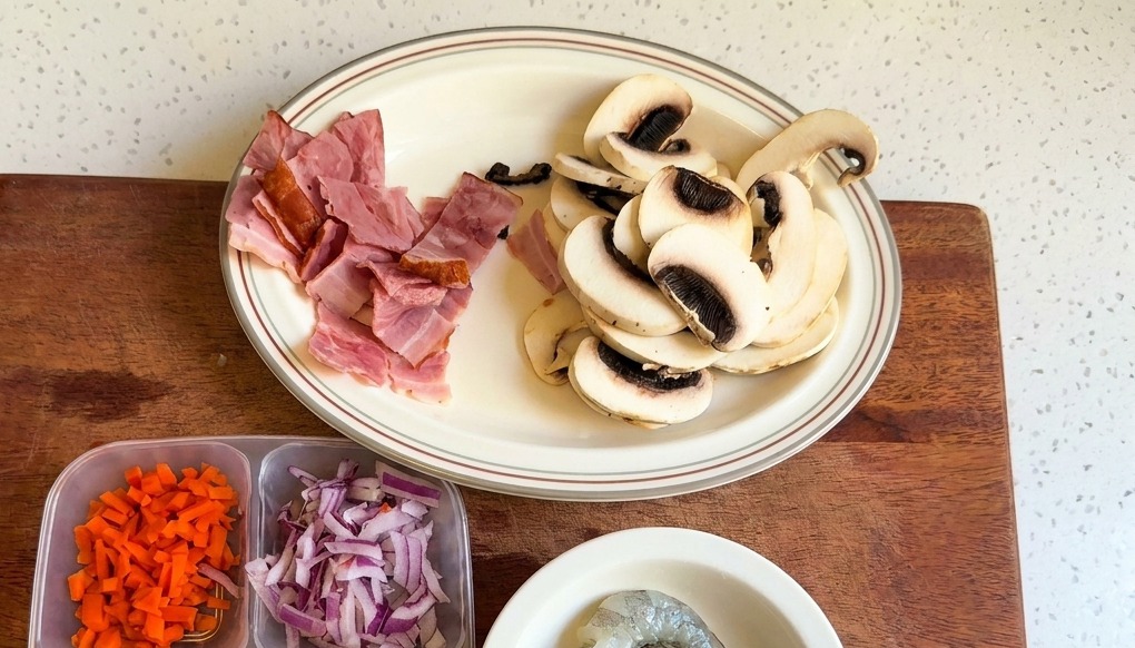 Une assiette blanche avec des champignons de Paris blancs émincés et des morceaux de lardons.