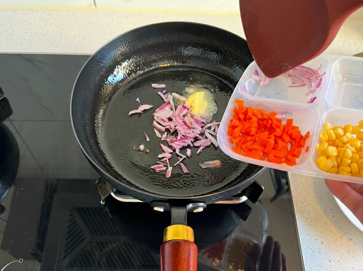 Oignons rouges hachés ajoutés dans la poêle avec le beurre fondu.