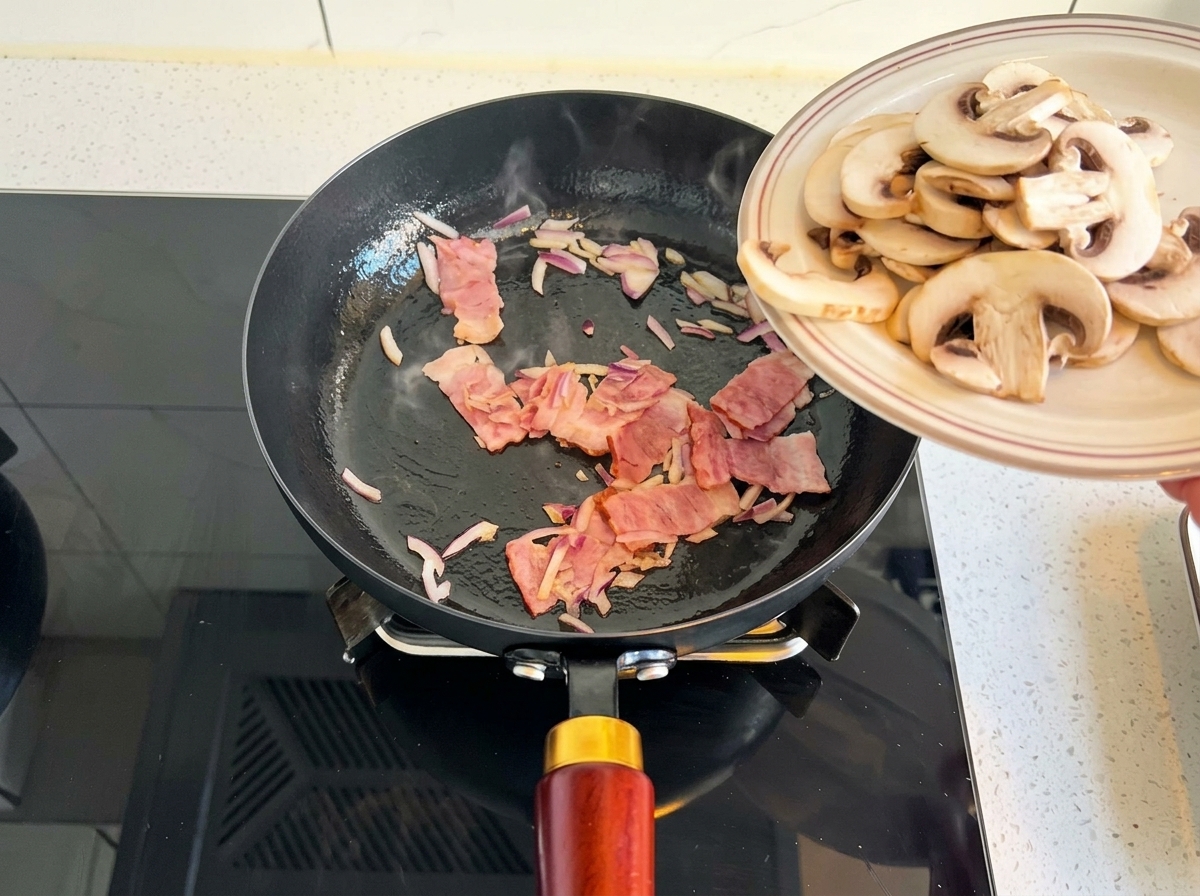 Champignons émincés versés dans la poêle avec les oignons et les lardons.