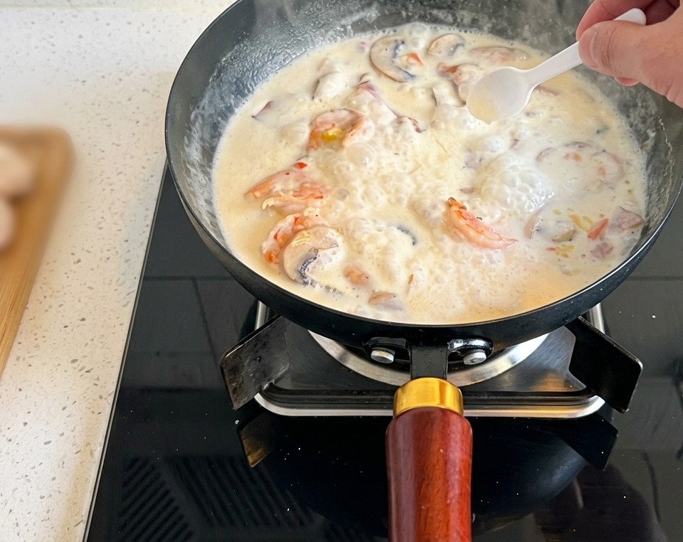 Une pincée de sel ajoutée à la soupe de champignons fumante.