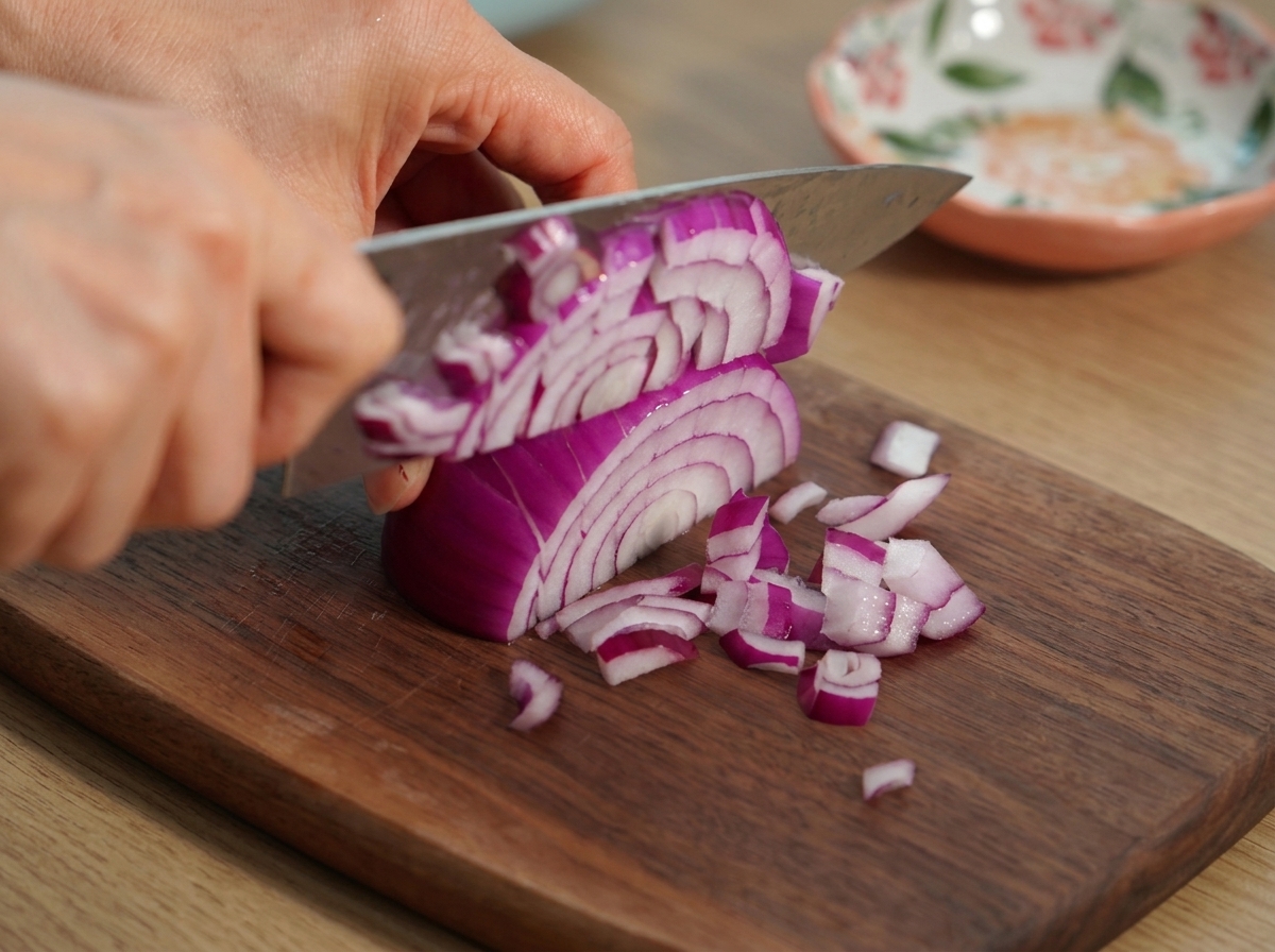 Oignon rouge finement haché avec un couteau de cuisine.