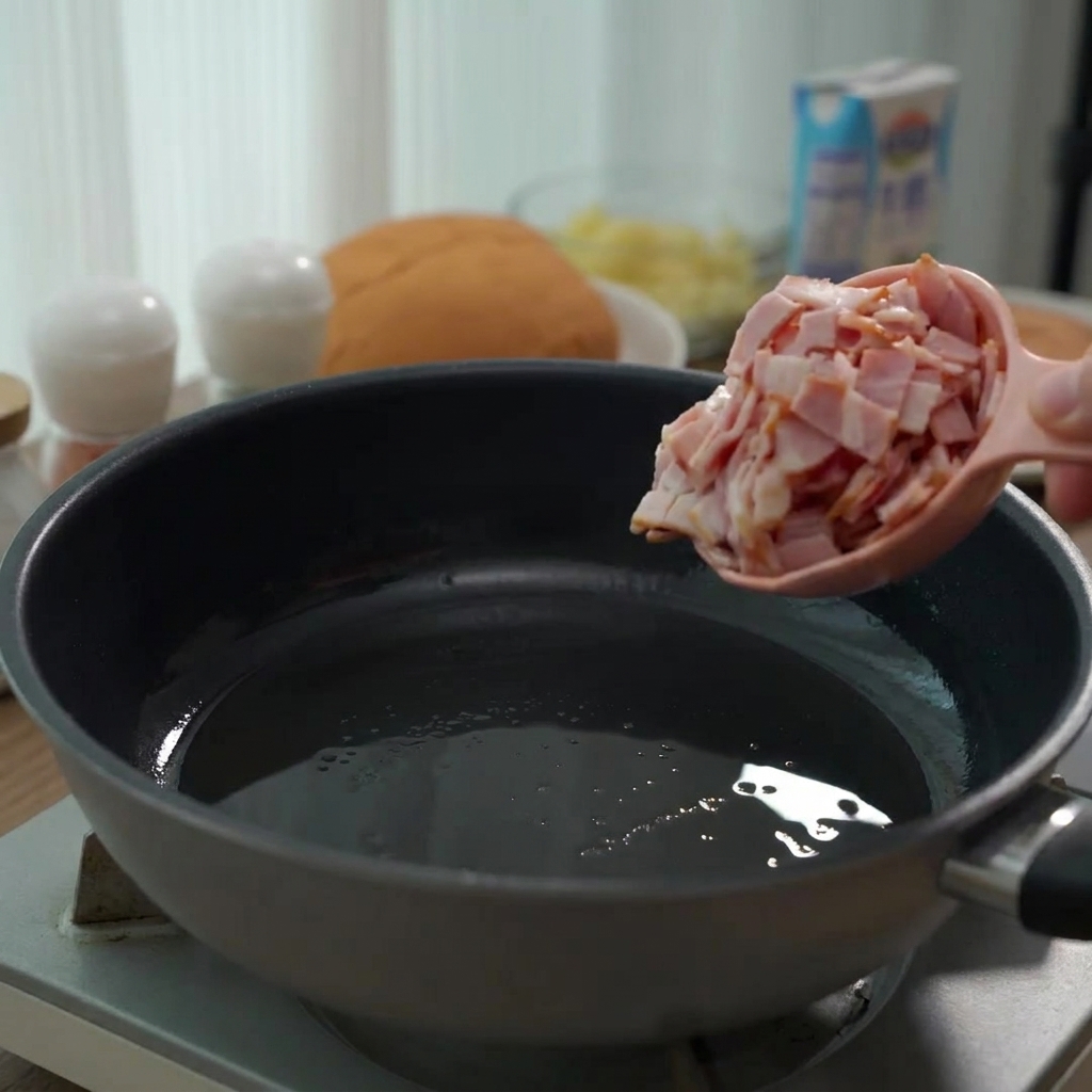 Morceaux de bacon dorer dans une grande poêle.