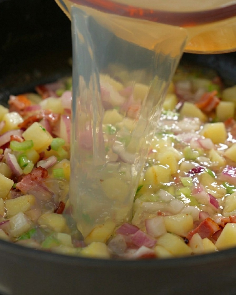 Poivre noir fraîchement moulu sur la soupe en cours de cuisson.