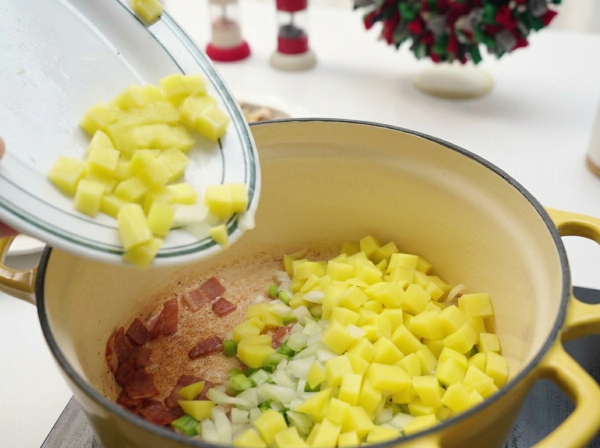 Des pommes de terre, du céleri et des oignons en dés transférés dune assiette blanche dans une marmite contenant du bacon cuit.