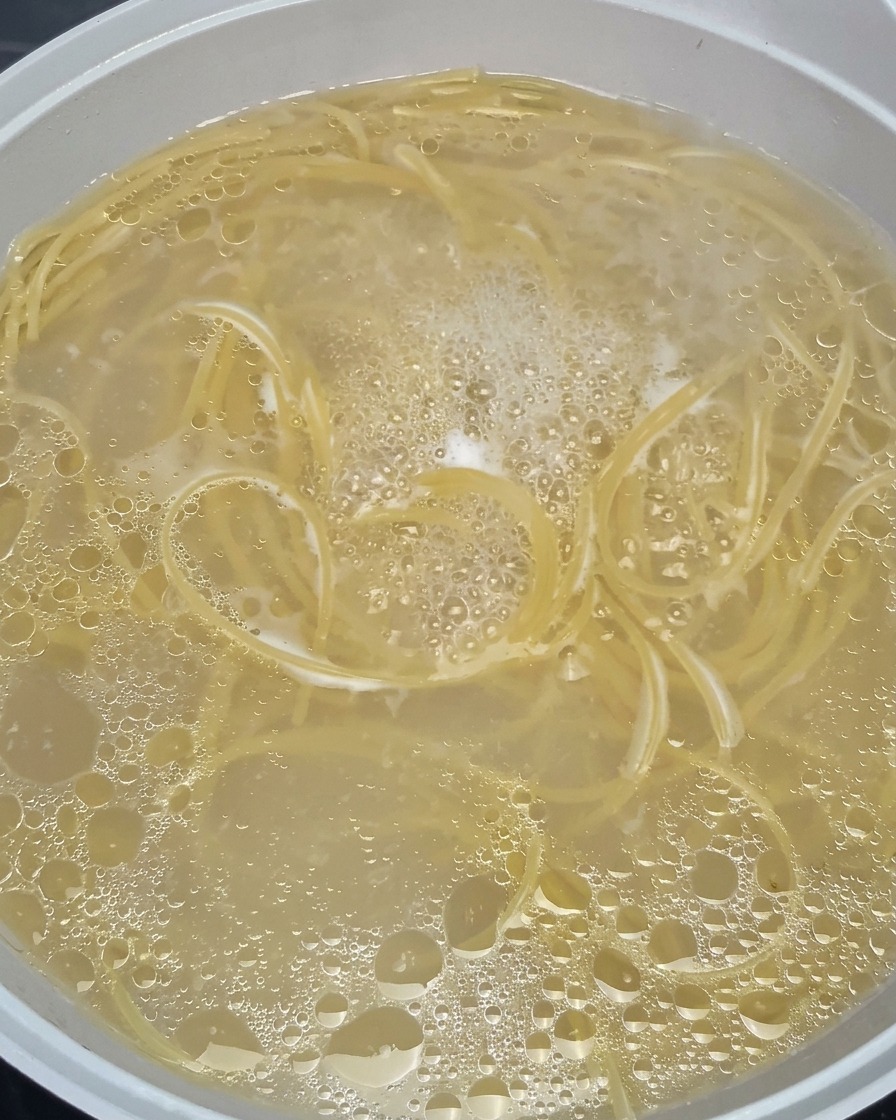 Pâtes spaghetti bouillant dans une eau frémissante et bouillonnante.