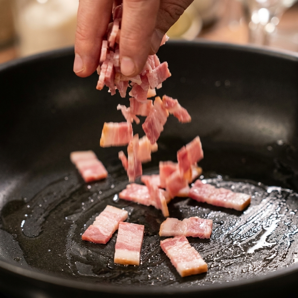 Bacon cru versé dans une poêle noire chaude et légèrement huilée.