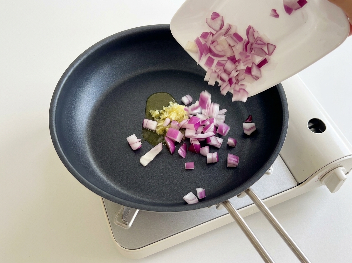 Dés doignon rouge ajoutés dans la poêle avec lail sauté.