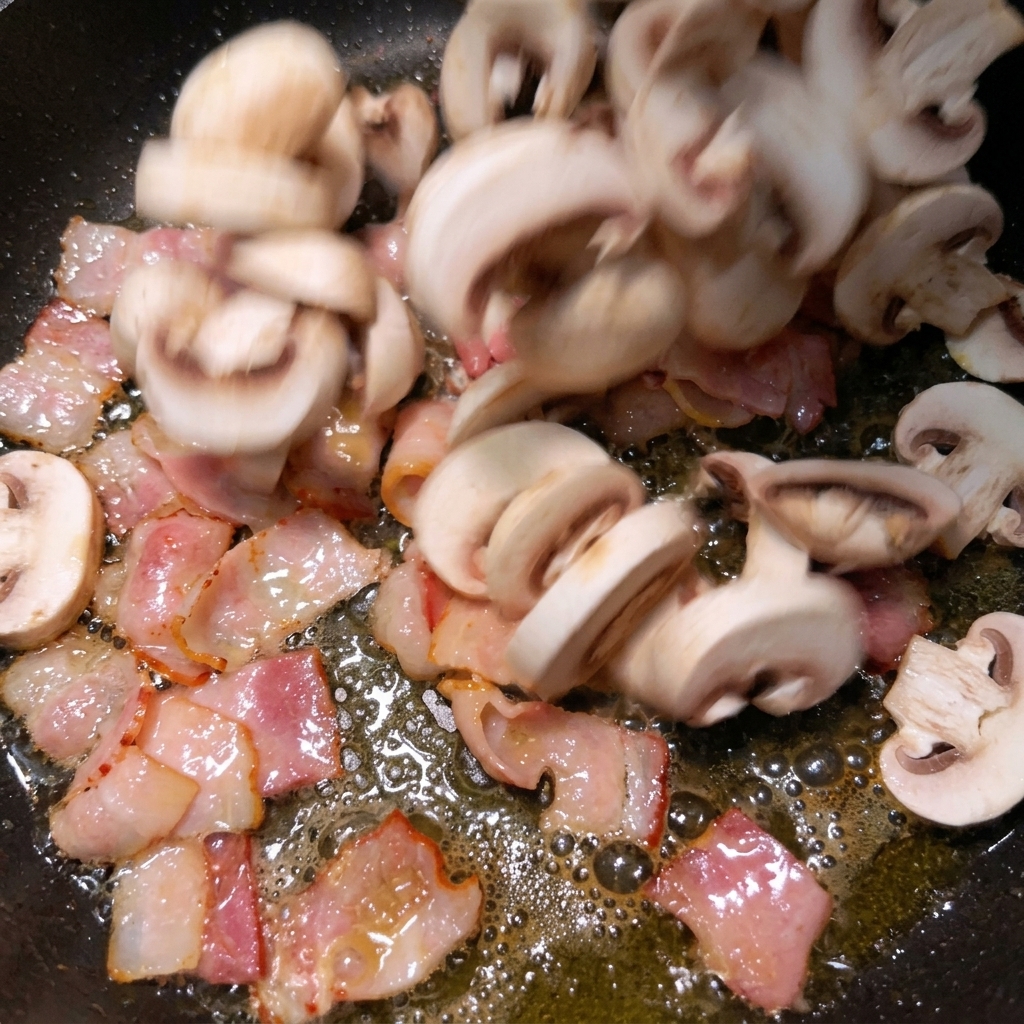 Lamelles de champignons tombant dans une poêle chaude remplie de bacon croustillant.