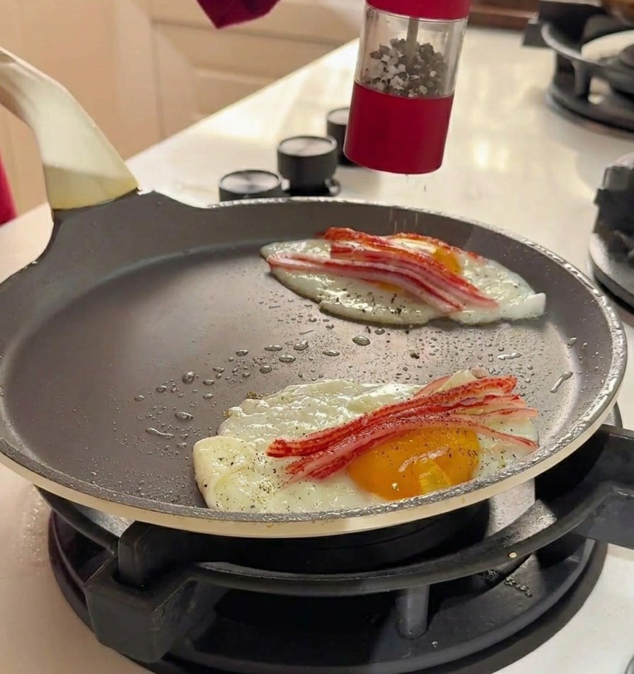 Moulage de sel de mer et de poivre noir à laide dun moulin manuel rouge sur les œufs et le surimi.