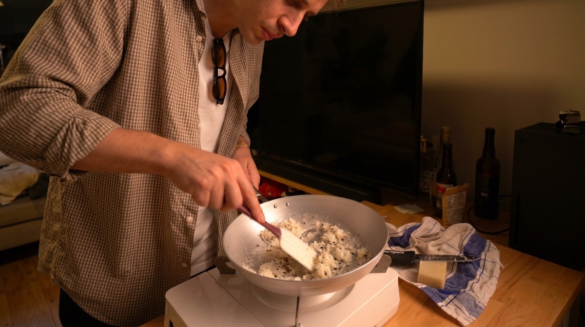 Mélanger le Pecorino, leau chaude et le poivre noir avec une spatule pour former une pâte épaisse.