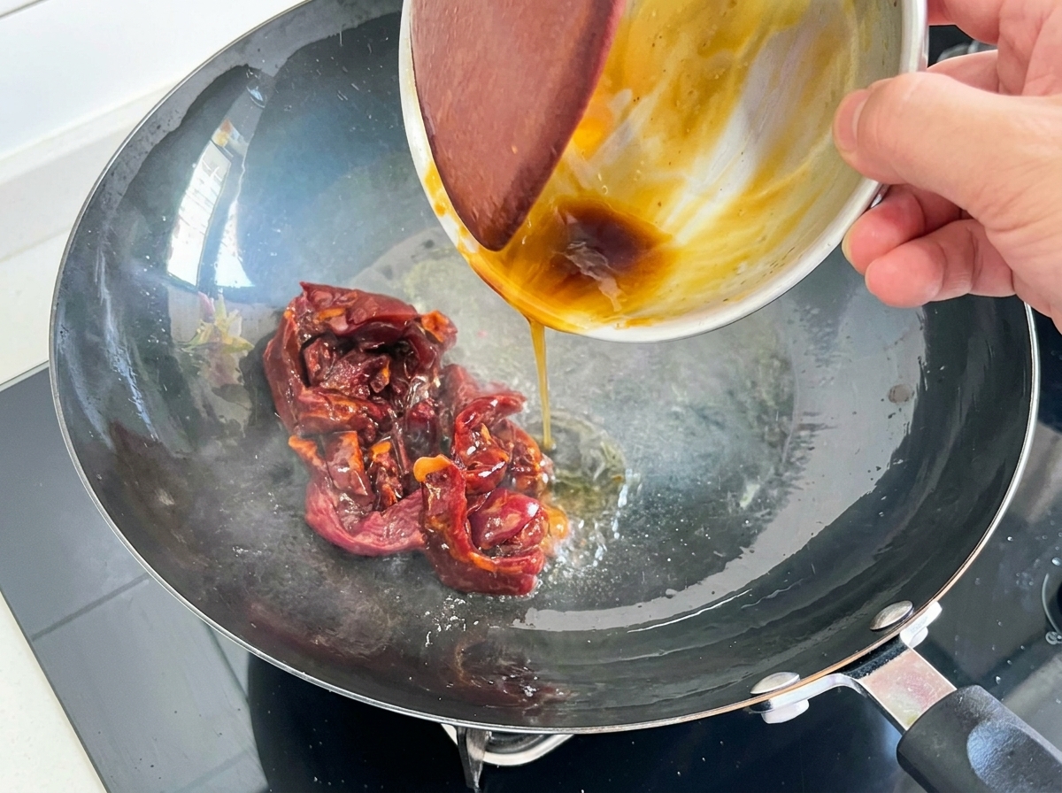 Bœuf en cours de cuisson rapide dans un wok.