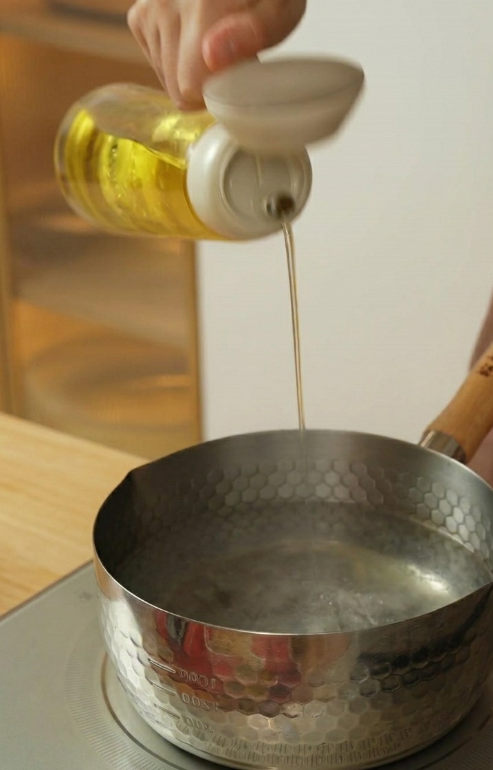 Verser de lhuile de cuisson dans une casserole deau bouillante.
