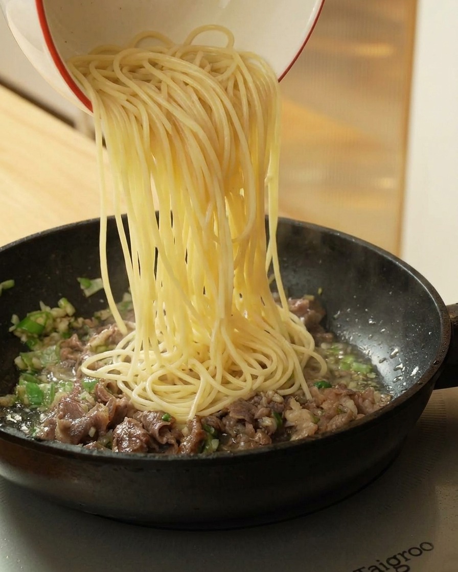 Verser les spaghetti cuits dans la poêle contenant le bœuf.