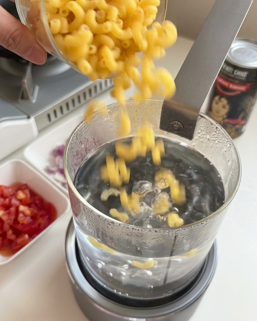 Verser des macaronis secs dans une casserole deau bouillante.