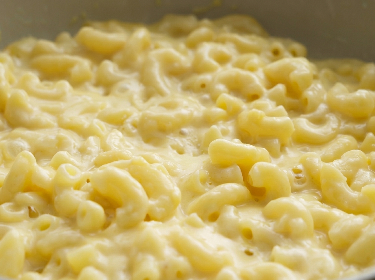 Gros plan sur un plat de macaroni au fromage crémeux dans une poêle.