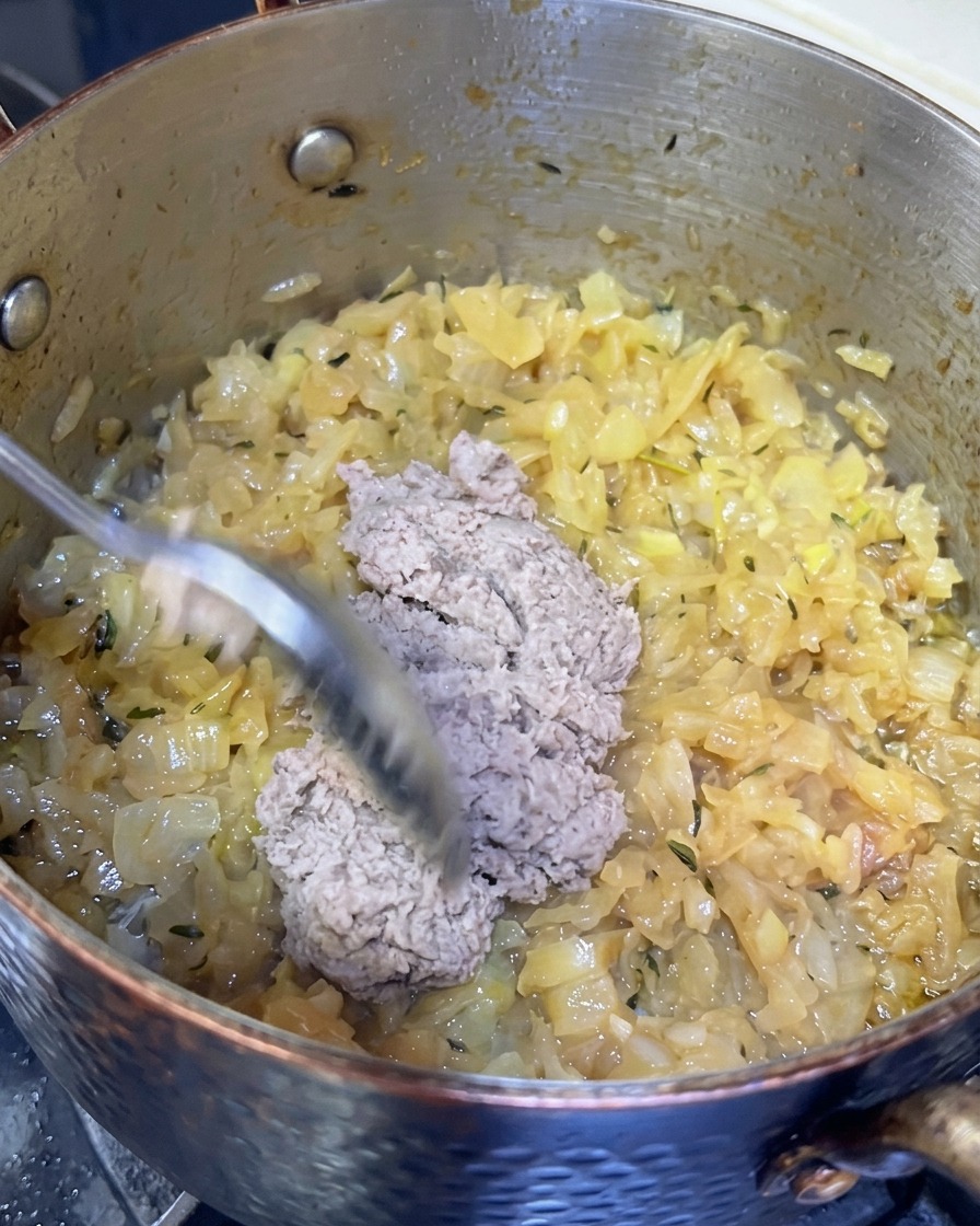 Une cuillerée de pâte de poisson ajoutée aux oignons caramélisés.
