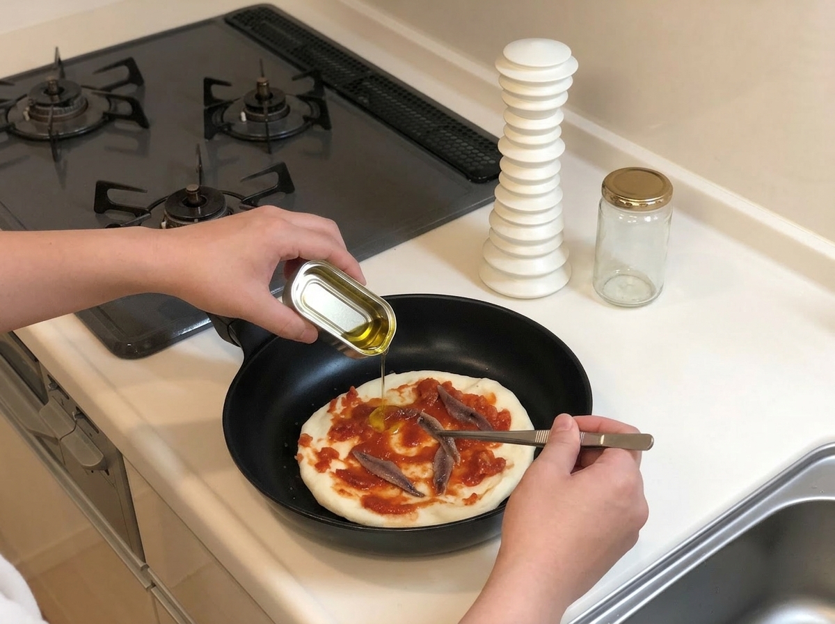 Utilisation dune pince pour disposer des anchois entiers sur la sauce tomate tout en versant un filet dhuile de la boîte danchois.