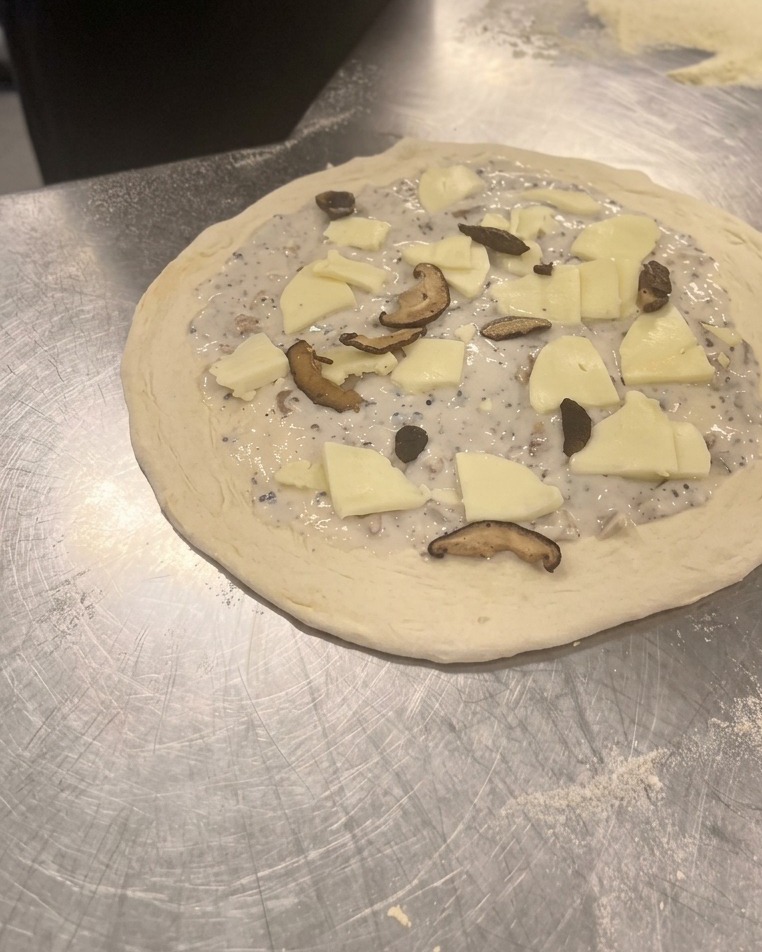 Répartition des tranches de shiitakés et champignons de Paris poêlées sur la mozzarella.