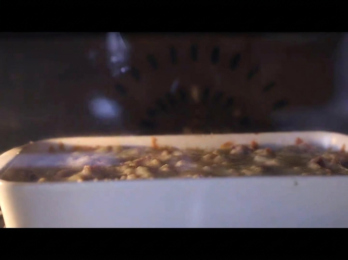 Gros plan du plat dans le four, le fromage bouillonnant et commençant à dorer.