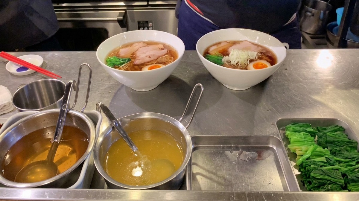 Oignons nouveaux blancs finement hachés empilés au centre dun bol de ramen.