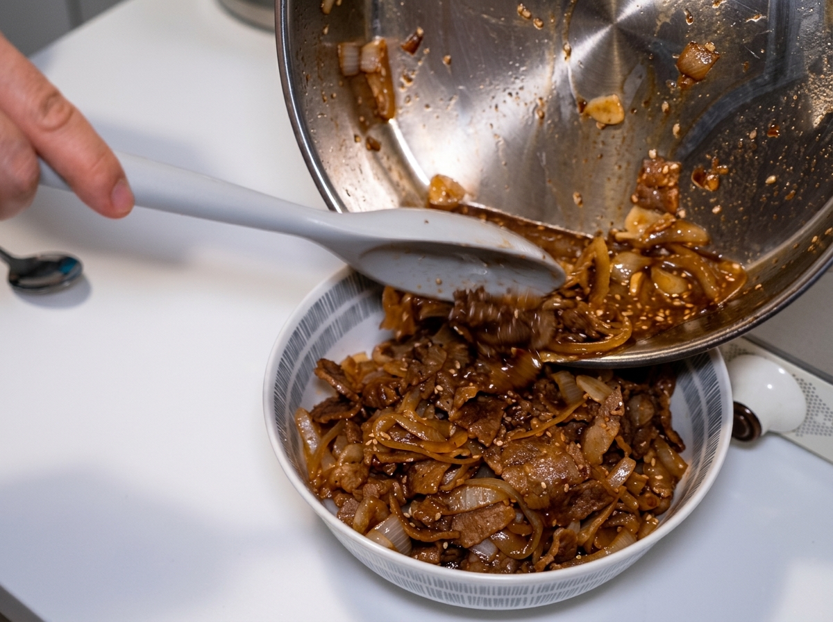 Une poêle inclinée au-dessus dun bol permet de verser le reste de jus de cuisson et doignons à laide dune spatule.