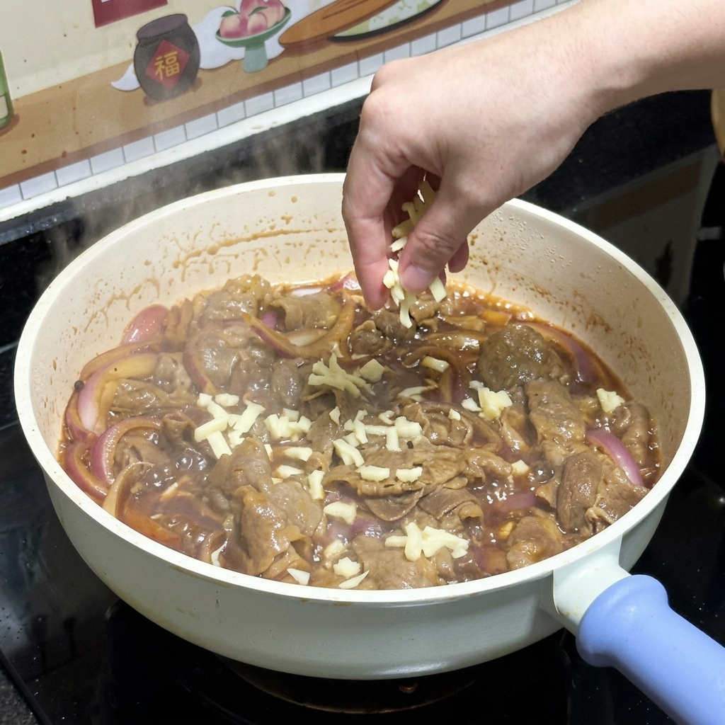 Une main parsemant de la mozzarella blanche râpée sur le bœuf teriyaki cuit et les oignons rouges dans une poêle.