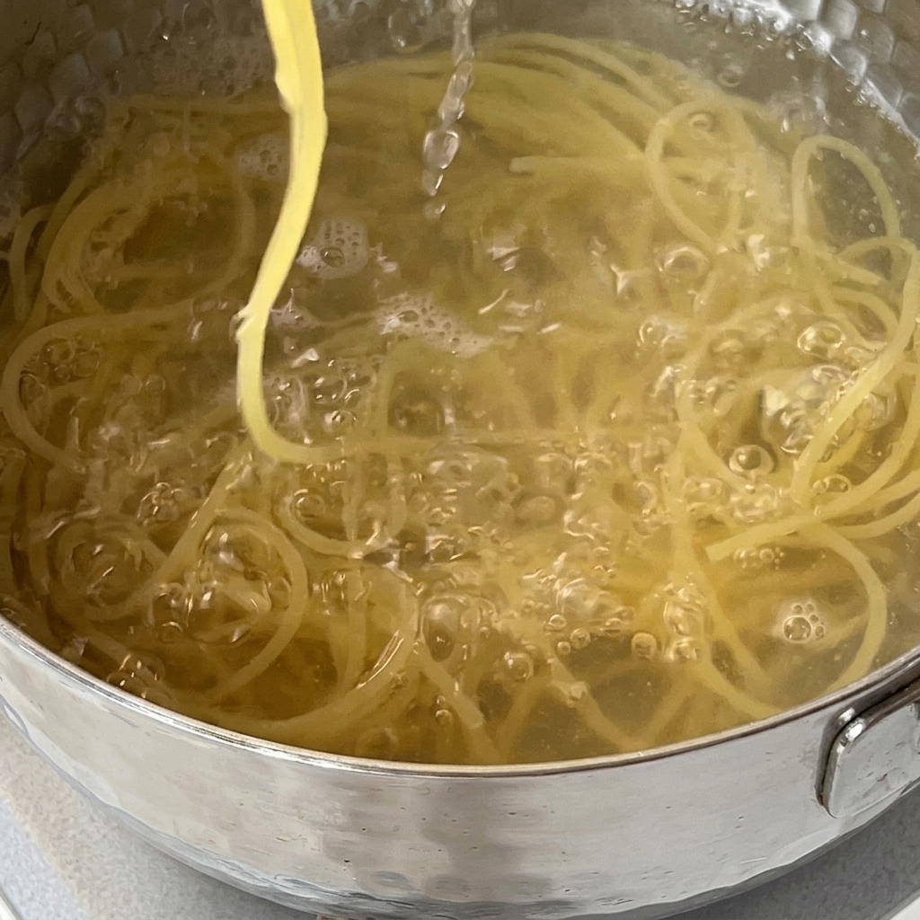 Spaghettis versés dans une passoire au-dessus dun évier de cuisine.