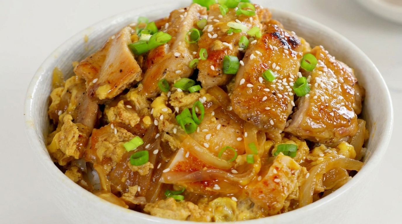 Oyakodon Japonais (Bol de Riz Traditionnel au Poulet et aux Œufs)