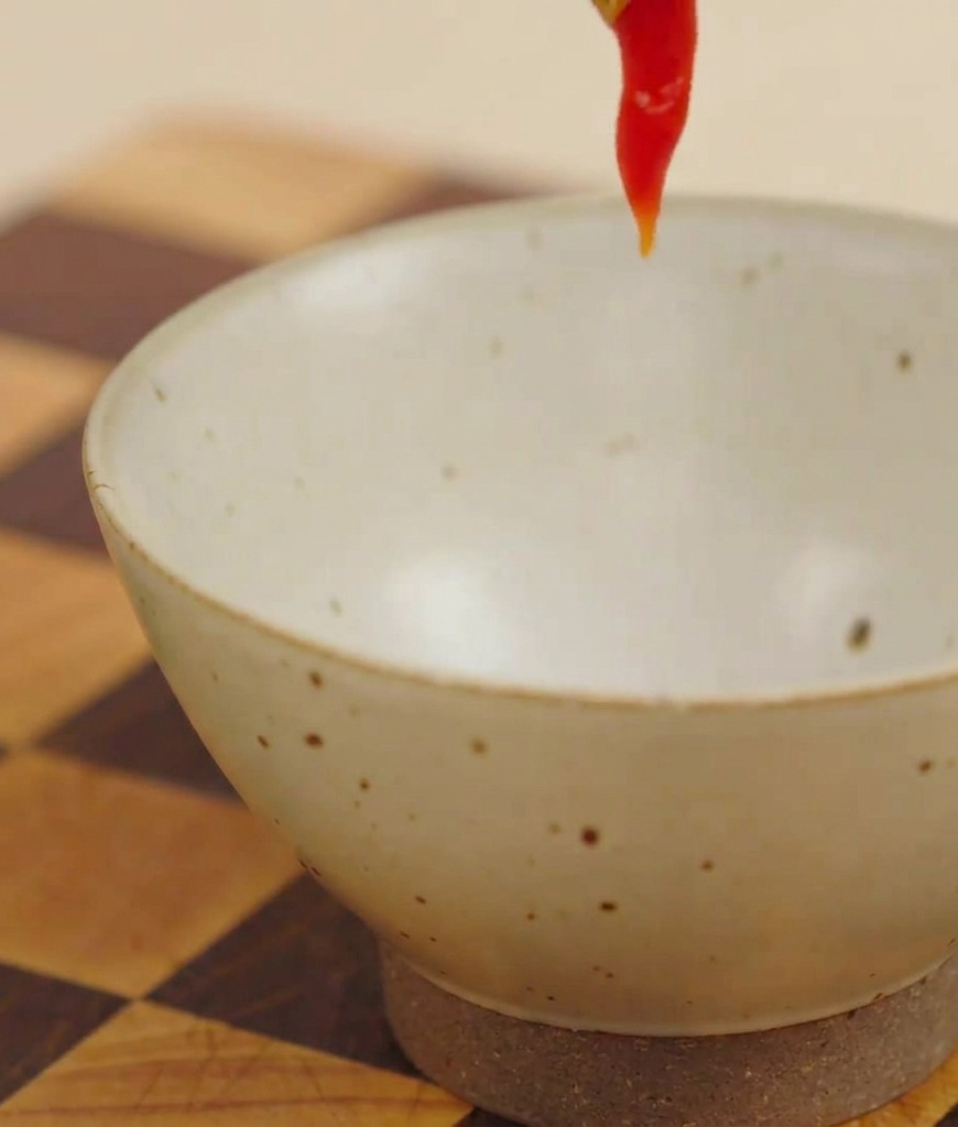 Ketchup versé dans un petit bol pour préparer la sauce maison.