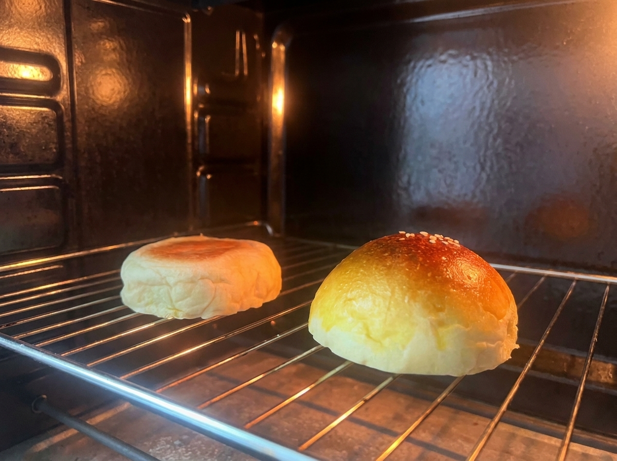 Deux moitiés de pain à burger toastant sur une grille à lintérieur dun four.