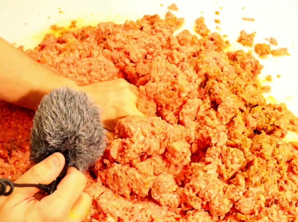 Une cuillère soulevant une petite portion de farce à sloppy joe terminée.