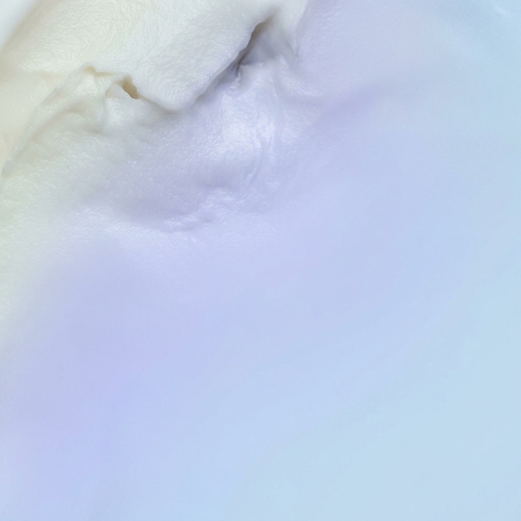 Gros plan dune spatule en bois remuant une sauce blanche épaisse et crémeuse dans une casserole.