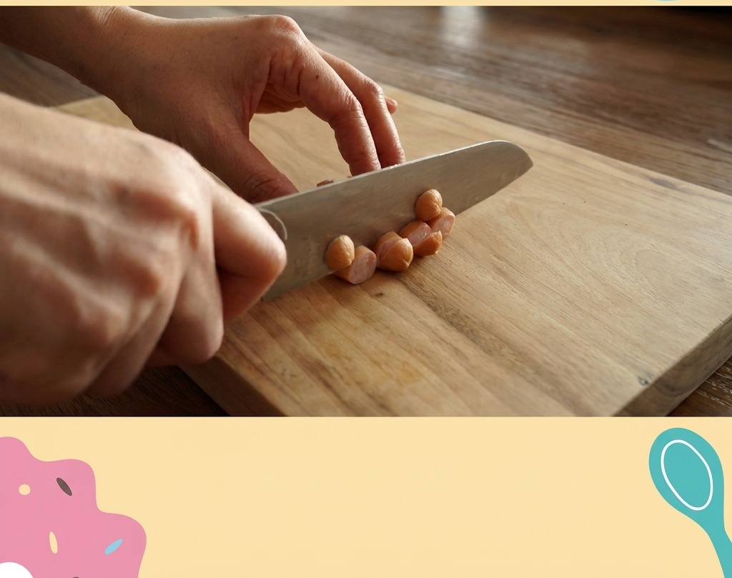 Gros plan dun couteau coupant de petites saucisses roses en fines rondelles sur une planche à découper en bois clair.