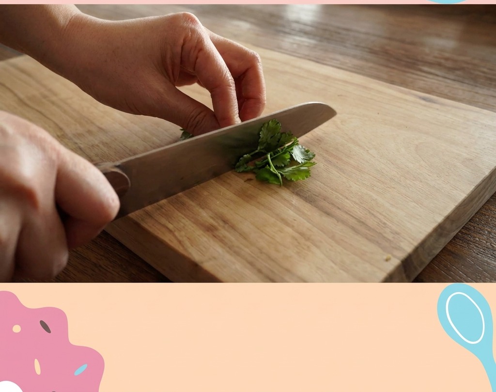 Des mains utilisant un couteau de chef pour émincer finement un bouquet de persil vert sur une planche en bois.