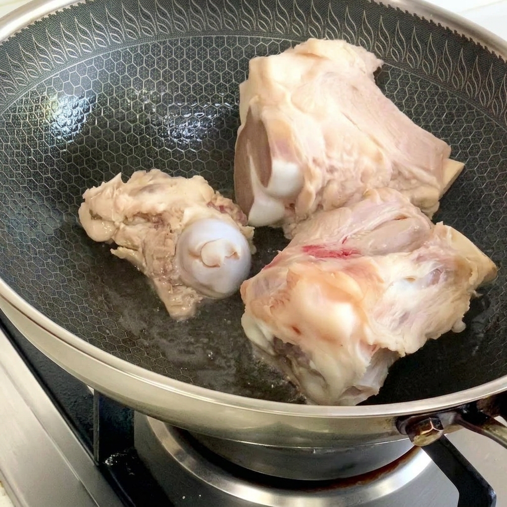 Os de porc saisis à feu vif dans un wok avec un filet dhuile.