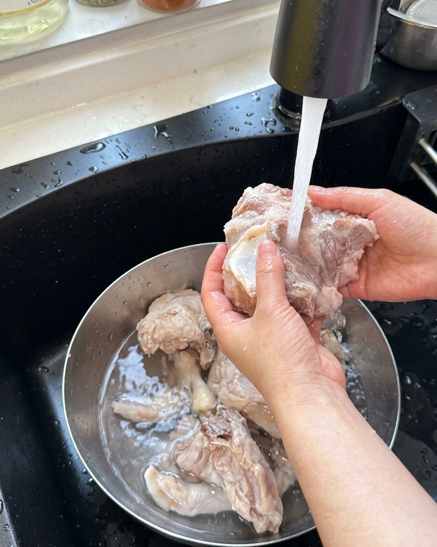 Os de porc et pattes de poulet blanchis rincés à leau courante tiède.