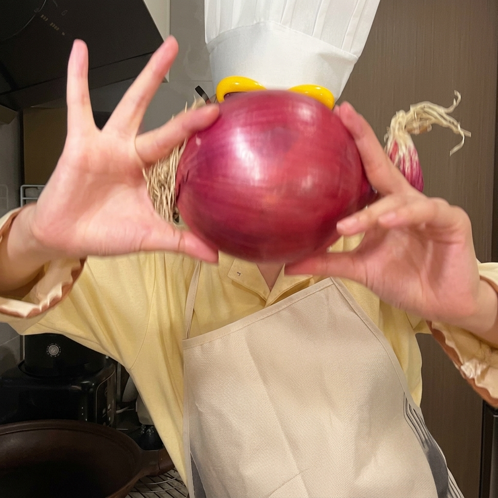 Bœuf cru haché dans le bol dun robot culinaire électrique blanc après quelques impulsions.