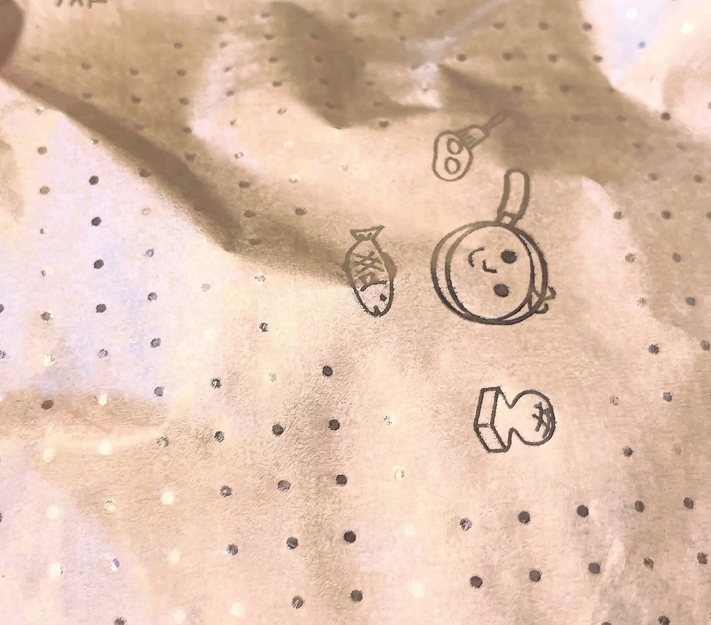 Vue rapprochée dun couvercle circulaire en papier de cuisson avec des motifs de cuisine illustrés couvrant une poêle pendant la cuisson.