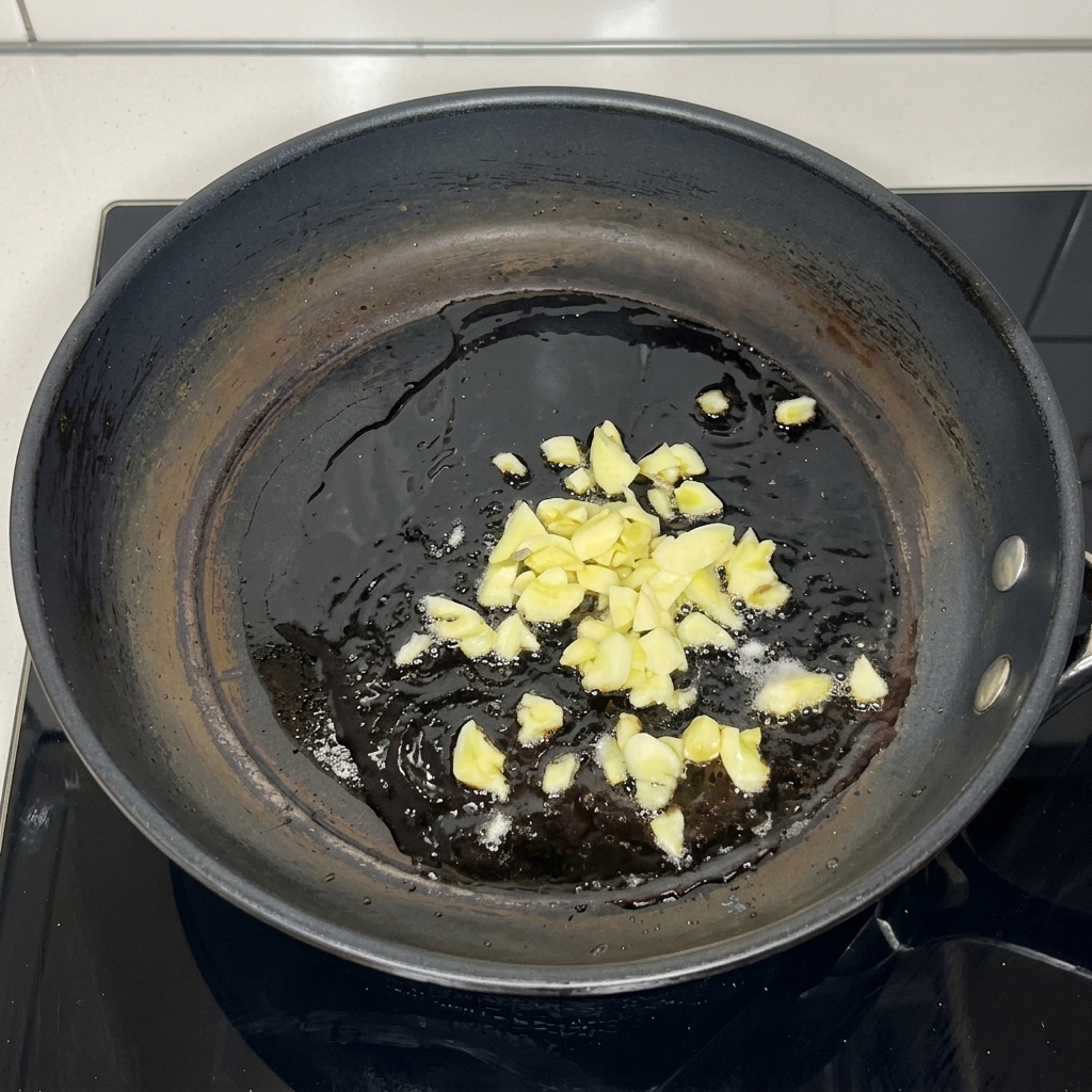 Ail haché qui dore dans lhuile chaude.