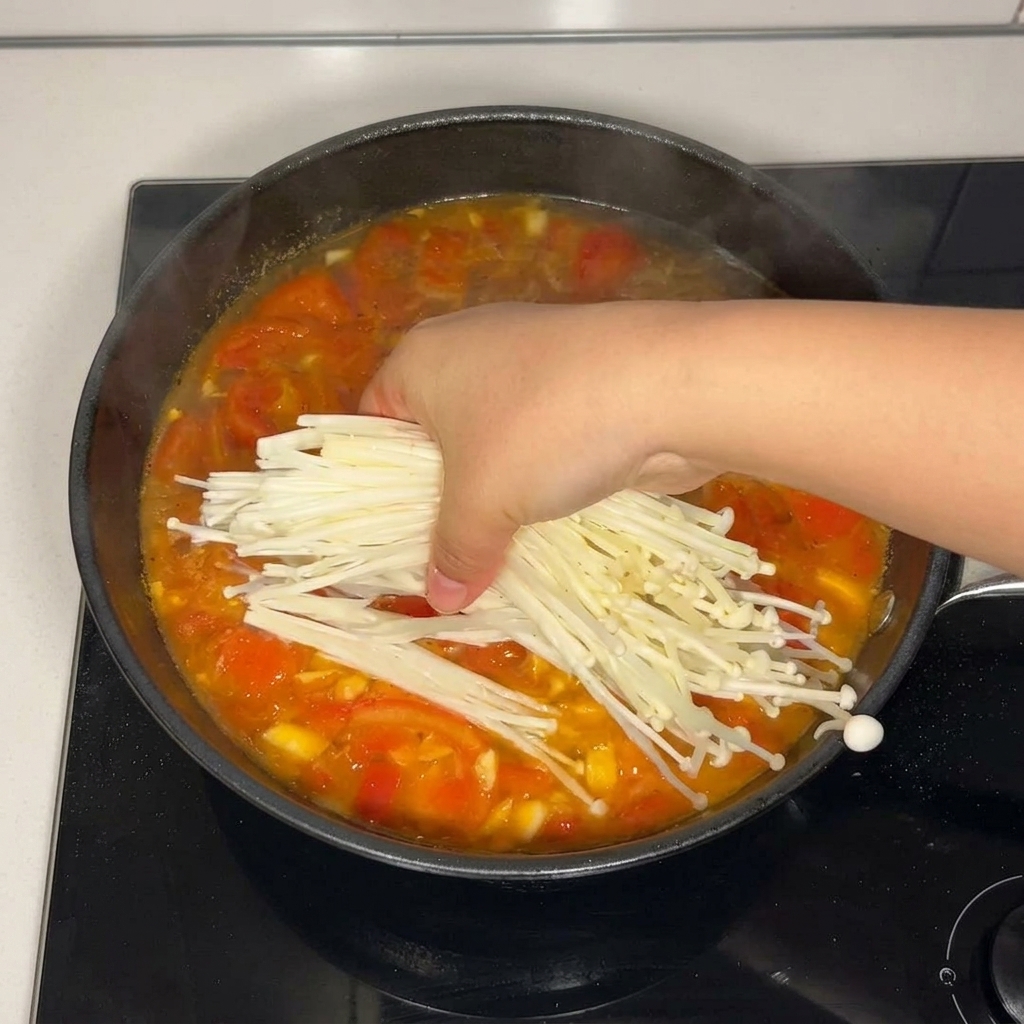 Champignons enoki déposés dans la soupe.