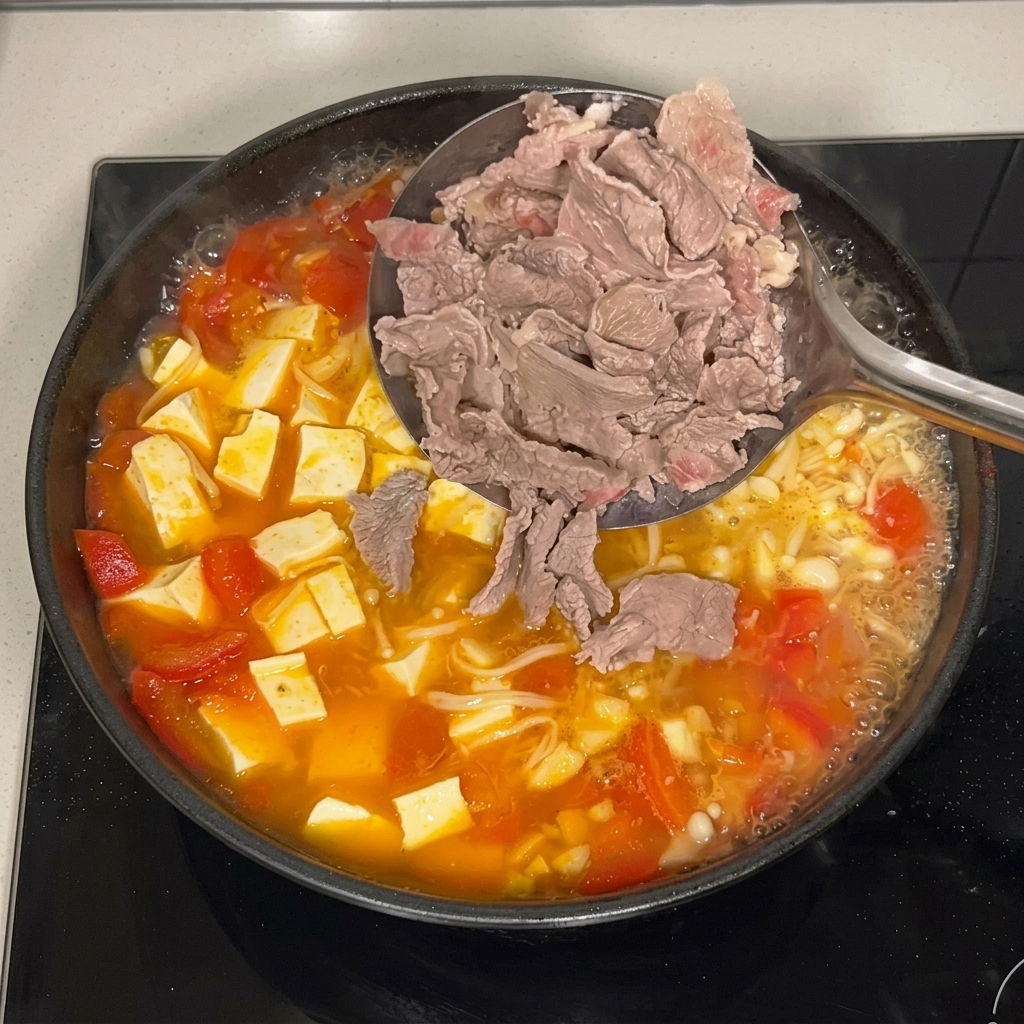Bœuf blanchi ajouté dans la soupe frémissante.