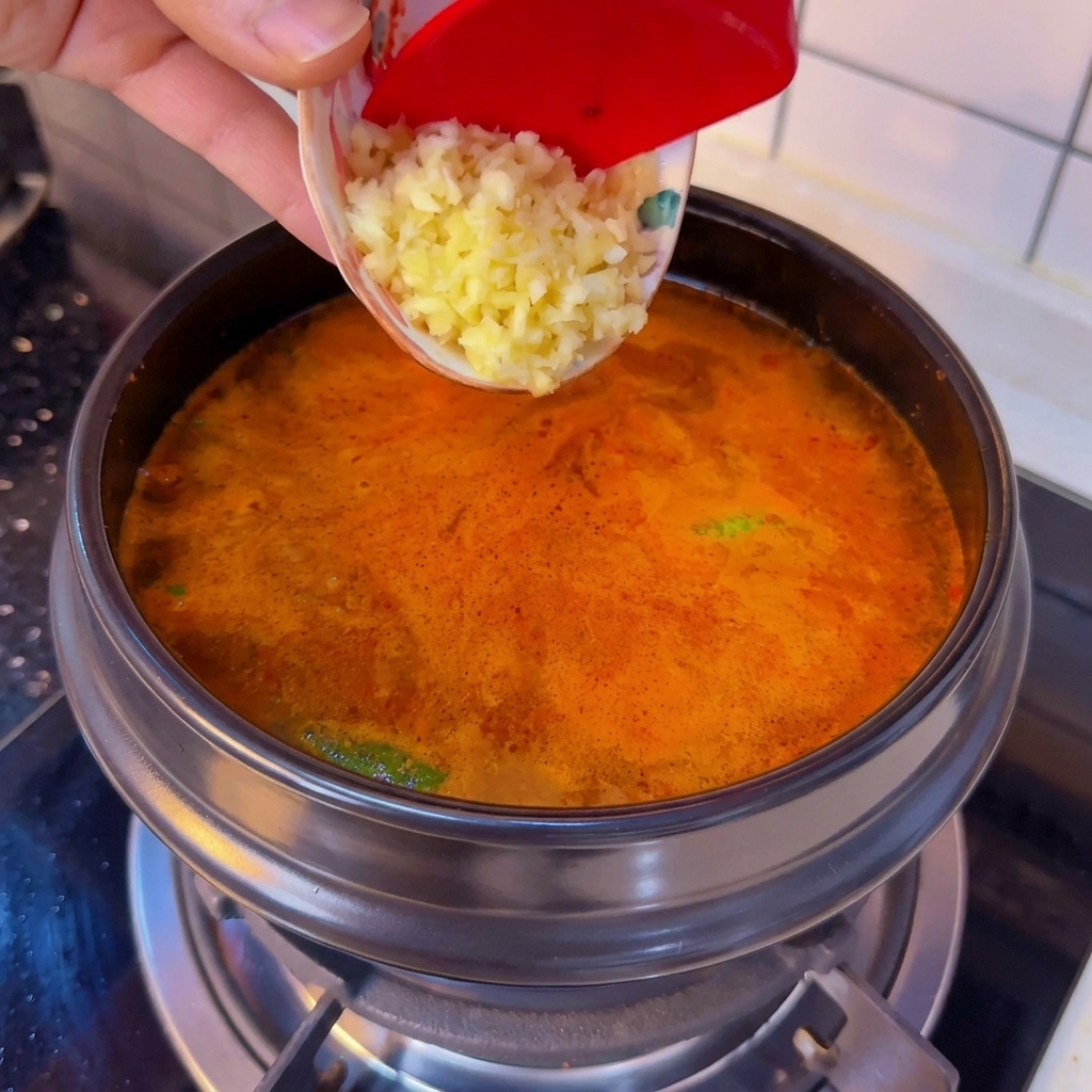 Ail émincé ajouté dans le ragoût.