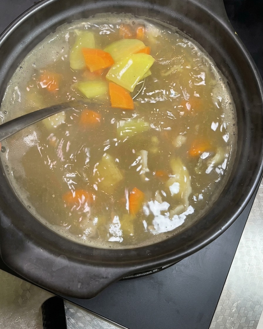 Pousses de soja fraîches et croquantes ajoutées dans la soupe bouillante.