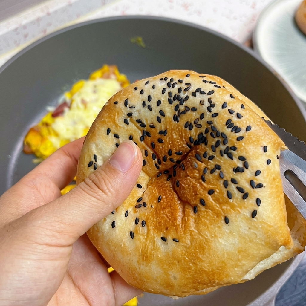 Un pain à burger toasté aux graines de sésame que lon ouvre.