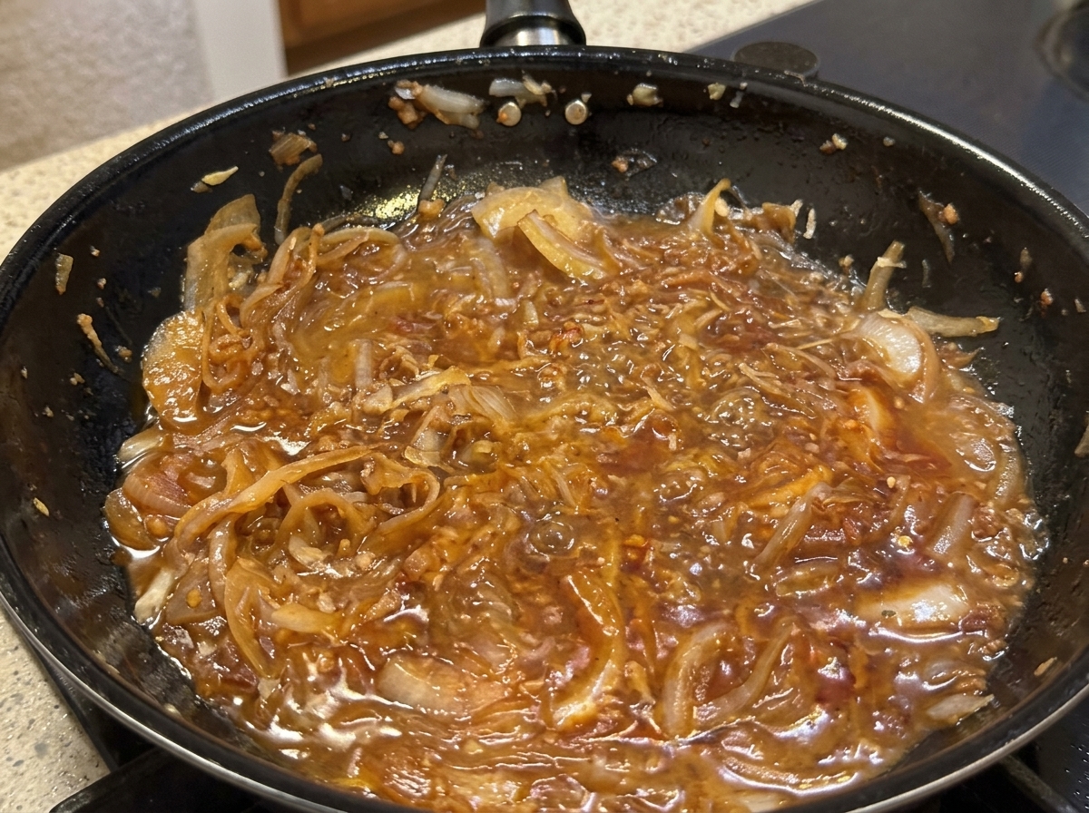 Parmesan râpé ajouté dans la poêle avec la sauce à la crème.