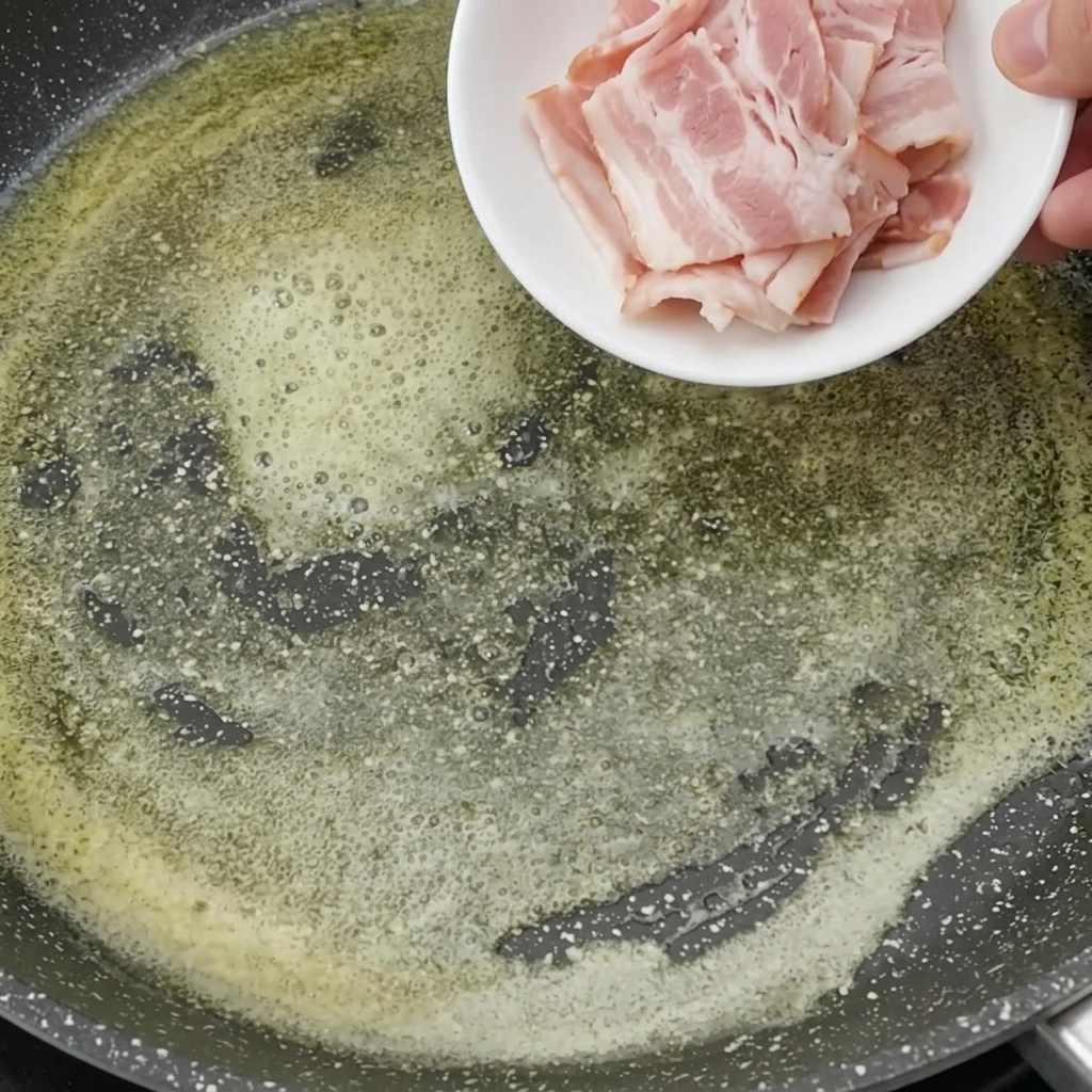 Dés de bacon rissolant dans le beurre fondu jusquà être dorés.