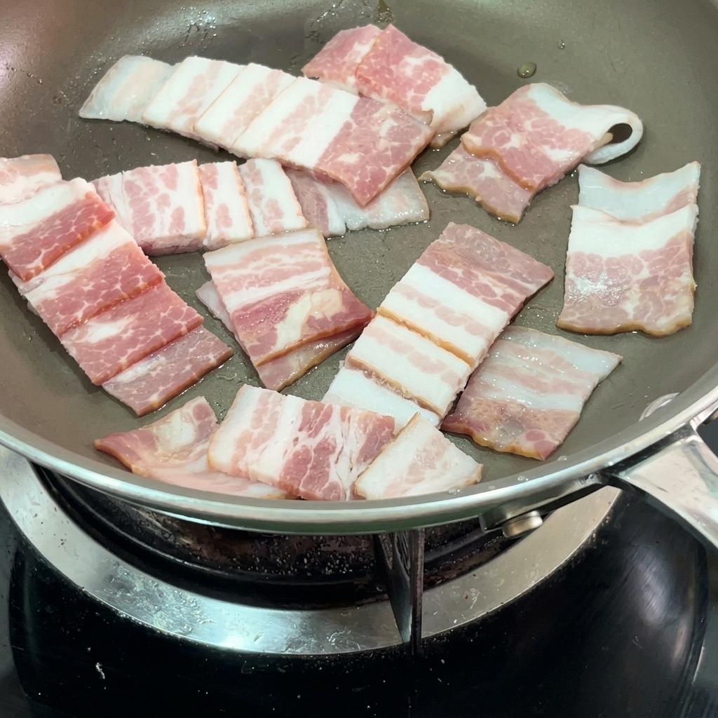 Tranches de bacon croustillantes dans une poêle.