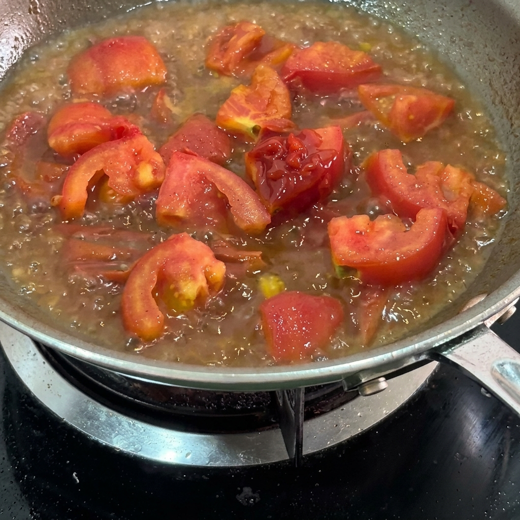 Ketchup mélangé au jus de tomate frémissant.